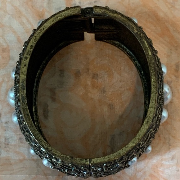 🛍️SALE🛍️ Antiqued Gold Hinged Bangle Bracelet - Picture 7 of 10
